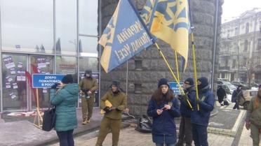 У Києві активісти залили фарбою російський банк / © bbc.com/ukrainian
