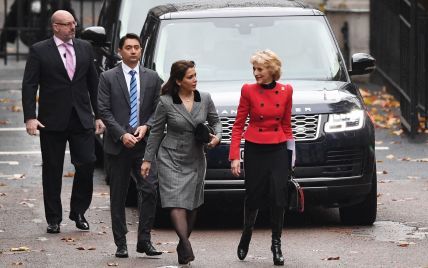 Принцесса Хайя в сером, а ее адвокат - в красном жакете и лаковых сапогах: дамы прибыли на финальное слушание в суд