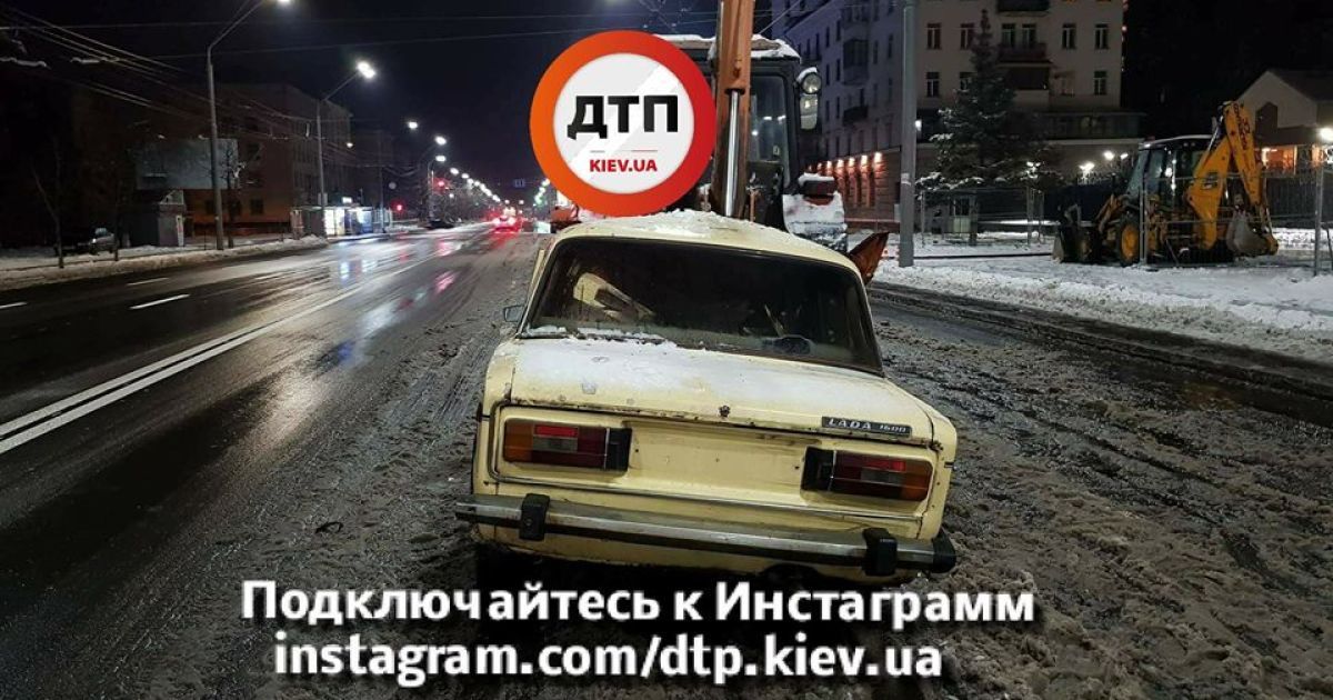ДТП Ваз і трактор Київ_1 / © facebook.com/dtp.kiev.ua