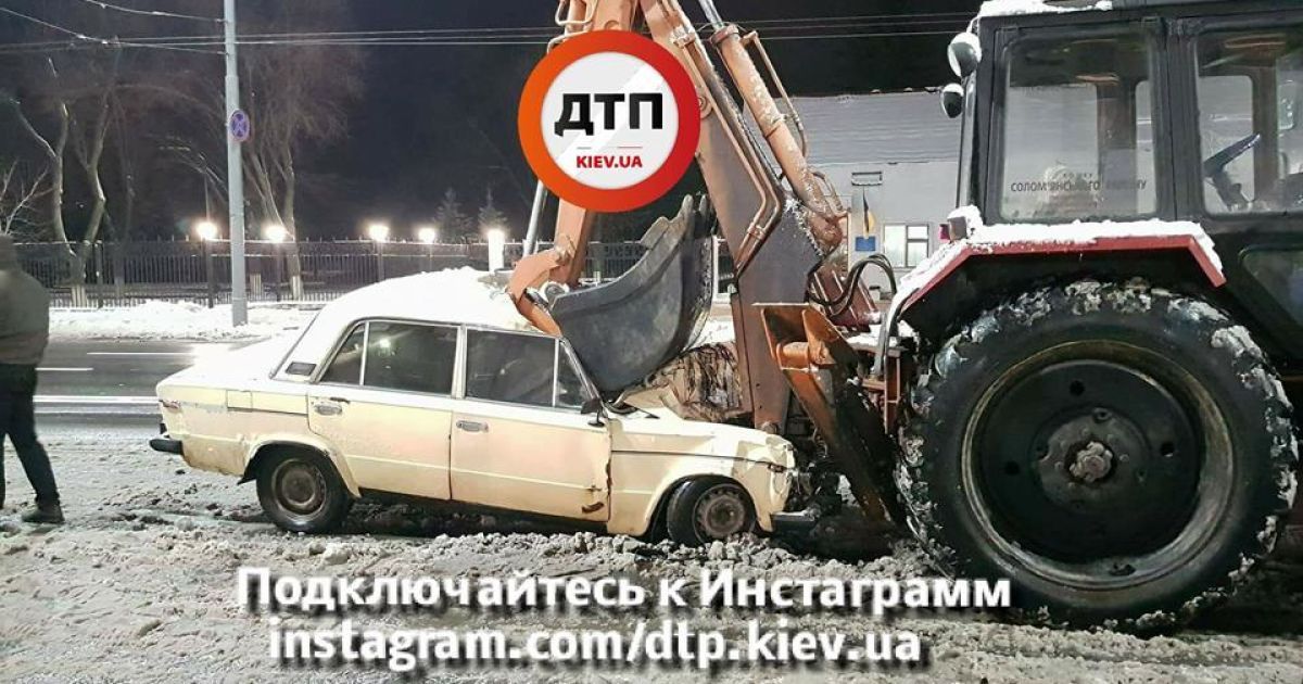 ДТП Ваз і трактор Київ_4 / © facebook.com/dtp.kiev.ua