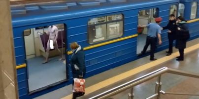Мужчина, который голым бегал в киевском метро, оказался психически больным