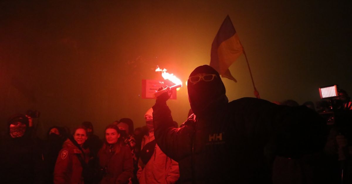 Акция за Стерненка завершилась задержанием писателя и стычками со слезоточивым газом: видео
