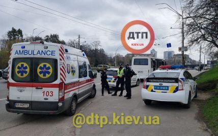 Кровавый карантин: в Киеве водитель маршрутки подрался с полицейскими