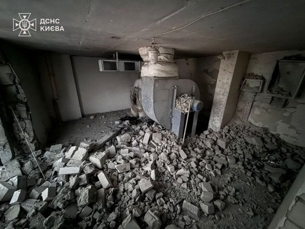 Кадри наслідків влучання уламків БПЛА у Солом'янському районі у 15-поверховий житловий будинок.  / © ДСНС