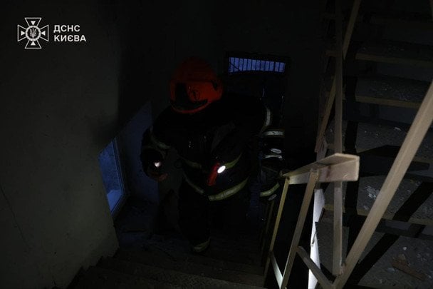 Кадри наслідків влучання уламків БПЛА у Солом'янському районі у 15-поверховий житловий будинок.  / © ДСНС