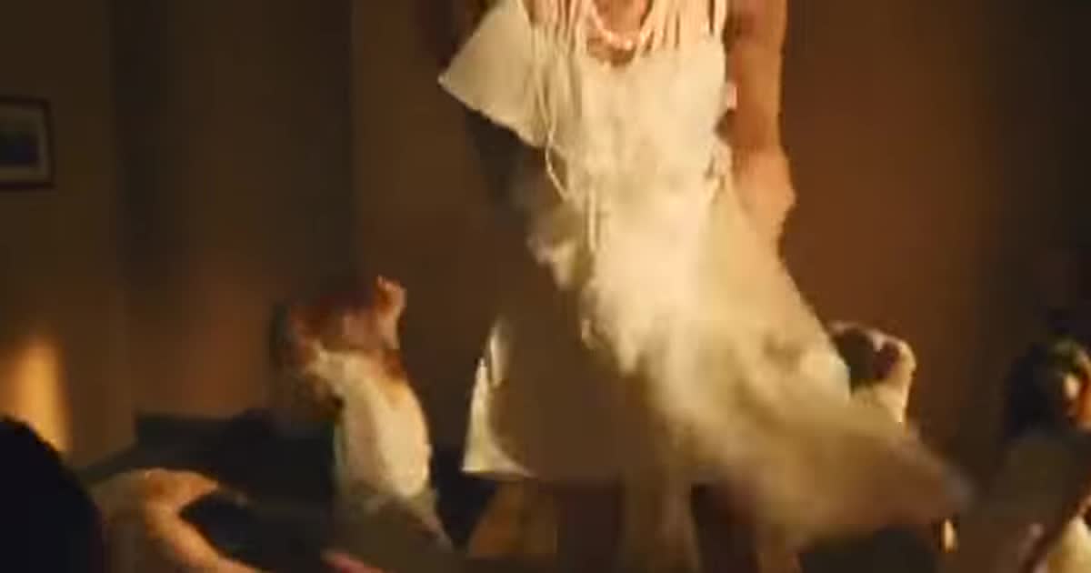 Светлана Лобода устроила эффектные танцы на столе в новом клипе