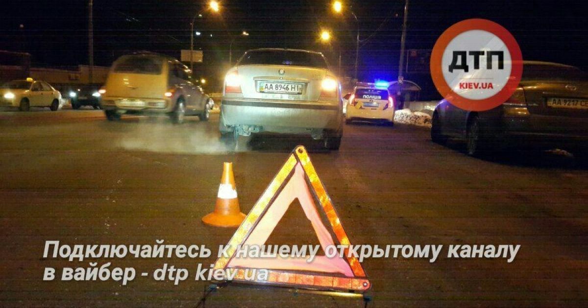 В Киеве на Дорогижичах водитель Skoda сбил двух детей с санками