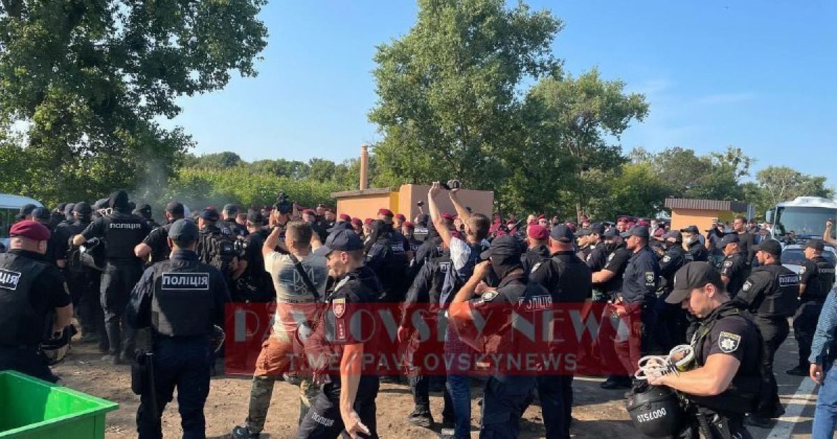 В Черкасской области произошло массовое столкновение ветеранов АТО и полиции: ехали к Зеленскому (фото, видео)