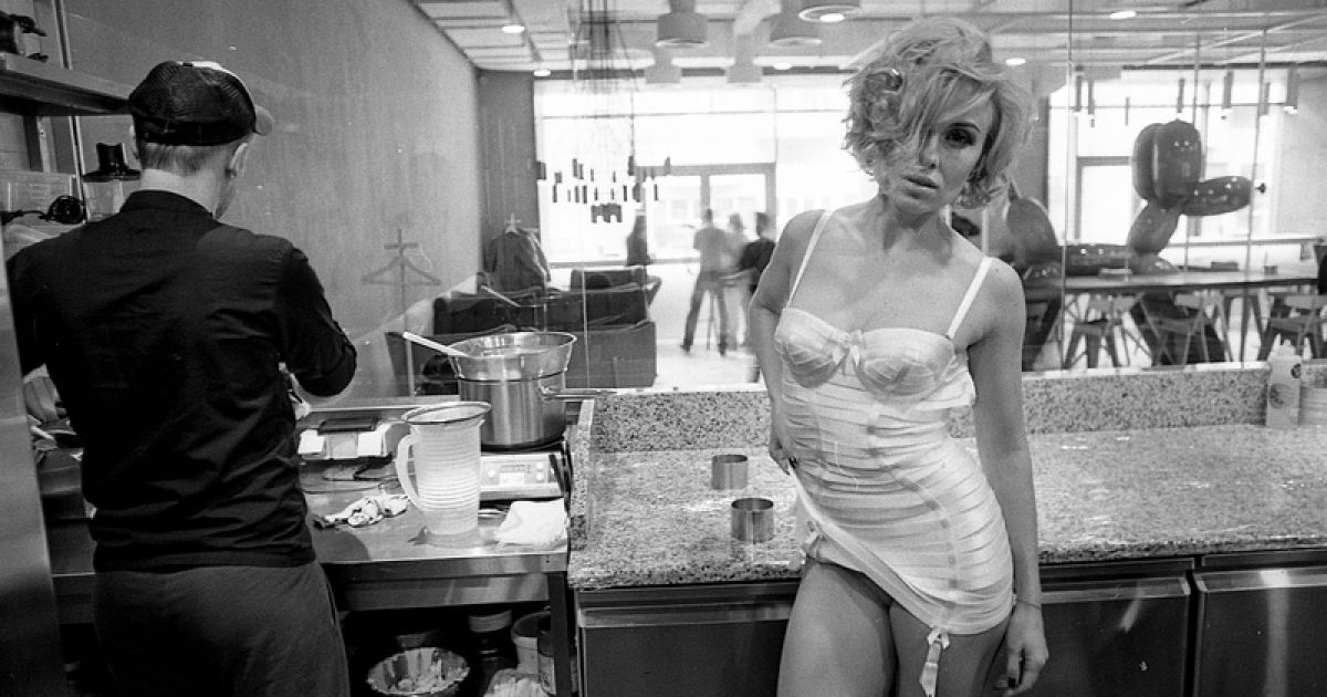 Настя из NIKITA стала горячей блондинкой и в белье прогулялась по ресторану