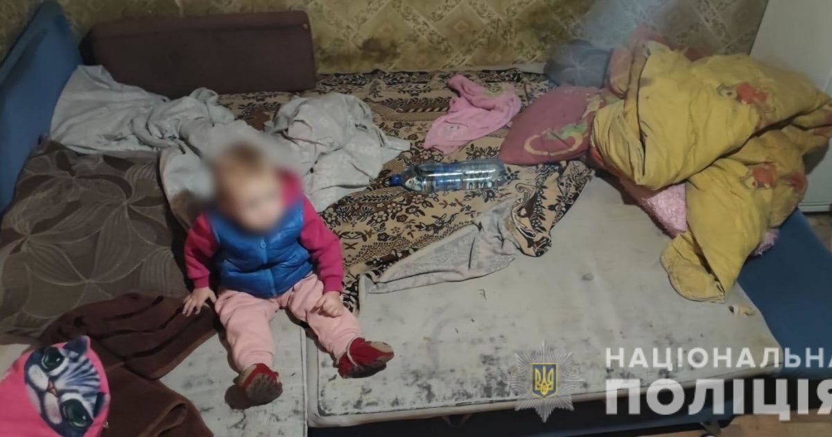 Перебігала дорогу в забороненому місці і гепнулася: у Харкові поліція забрала від матері 1-річну дитину