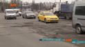 Асфальт не витримав навіть однієї зими, а ремонтувати його поспішати не будуть