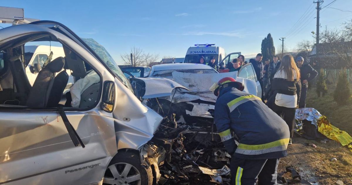 ДТП за участю позашляховика та мікроавтобуса сталася на Прикарпатті. Унаслідок ДТП постраждали 13 людей, серед яких дитина