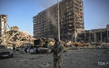 Ракетный удар по торговому центру в Киеве: как выглядит после атаки (фото)
