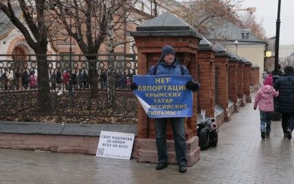 В Москве начались одиночные пикеты в поддержку крымских татар