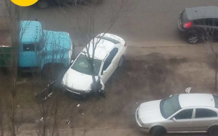 Смертельное ДТП в Киеве: автомобиль съехал с дороги и врезался в дерево