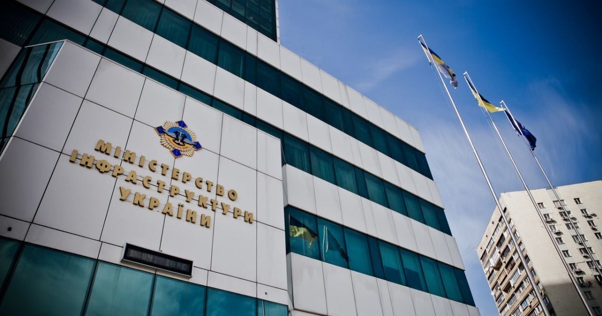 Снизить цену билетов на самолет, повысить скорость транспорта и уменьшить аварийность: что хочет сделать Мининфраструктуры за 5 лет