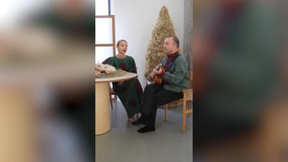 Жена Виктора Павлика спела колядку вместе с мужем