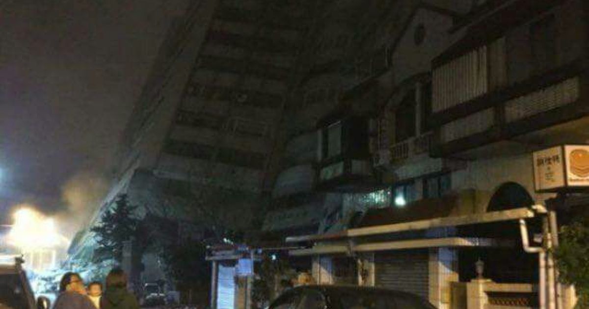 Во время мощного землетрясения на Тайване покосились и "застыли" многоэтажки