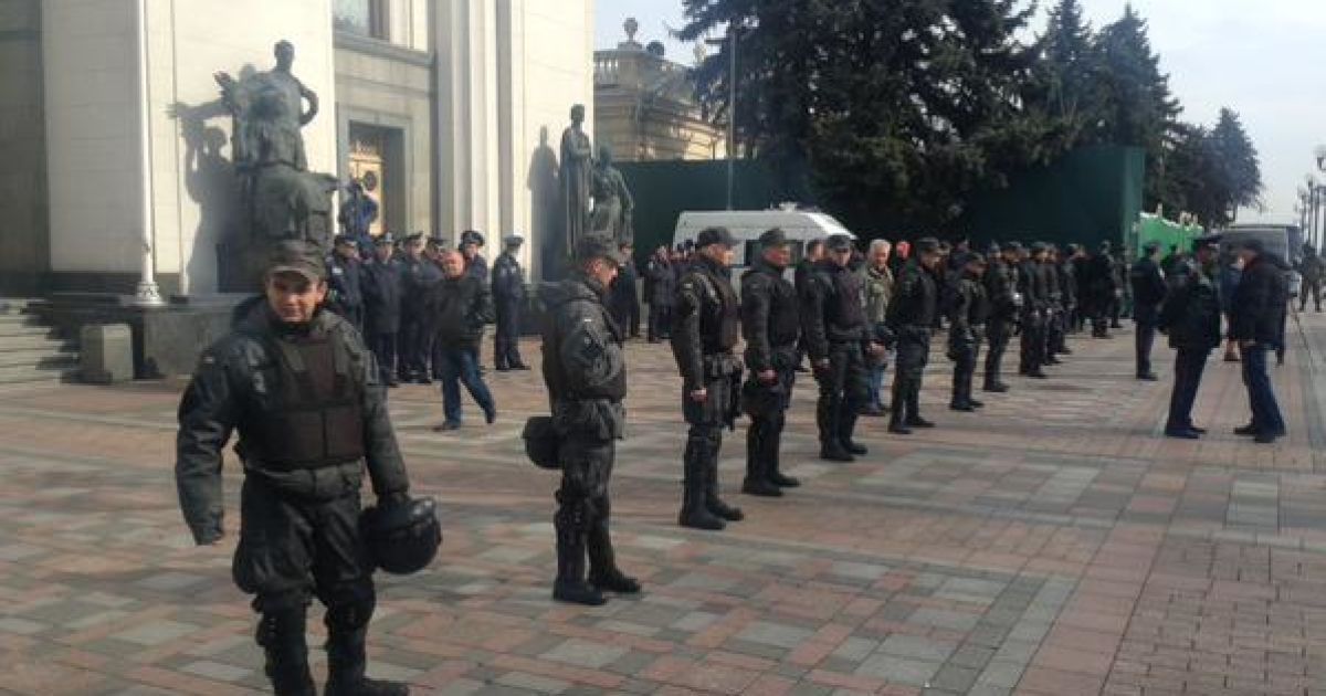 Будівлю охороняє кордон міліції / © twitter.com/ostro_v