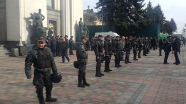 Будівлю охороняє кордон міліції / © twitter.com/ostro_v