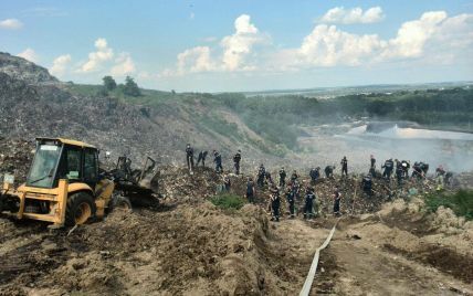 На звалищі біля Львова поновили пошукові роботи трьох рятувальників, яких завалили гори сміття