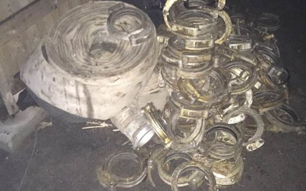 Во время обысков правоохранители изъяли значительное количество янтаря, изделий из него и оборудования для добычи / © СБУ