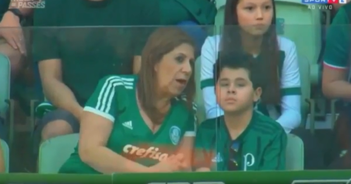 Будто комментатор: мама прямо на трибуне объясняла события на поле слепому сыну