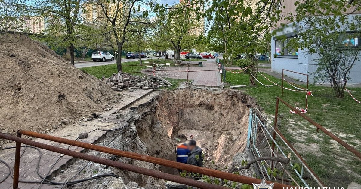 Дівчина впала у розриту комунальниками яму