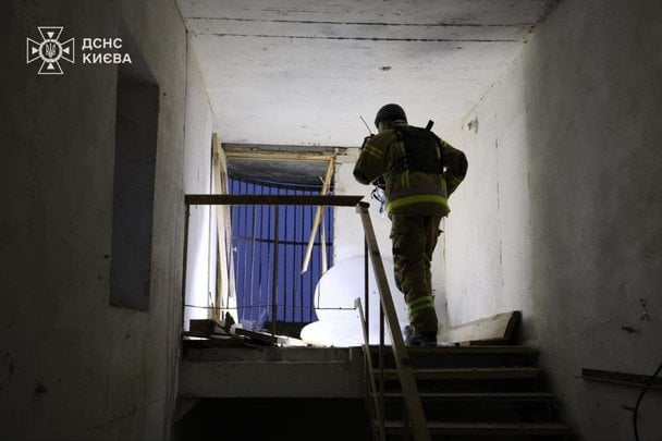 Кадри наслідків влучання уламків БПЛА у Солом'янському районі у 15-поверховий житловий будинок.  / © ДСНС