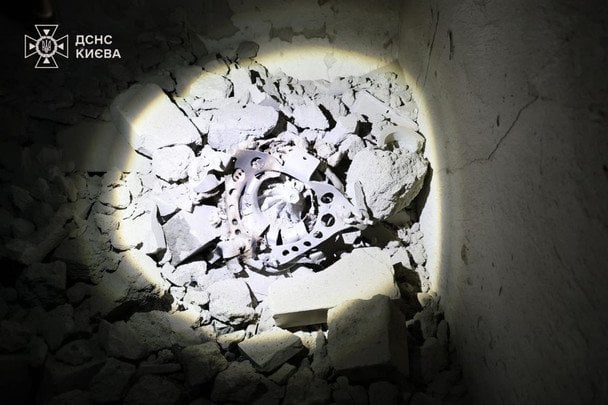 Кадри наслідків влучання уламків БПЛА у Солом'янському районі у 15-поверховий житловий будинок.  / © ДСНС