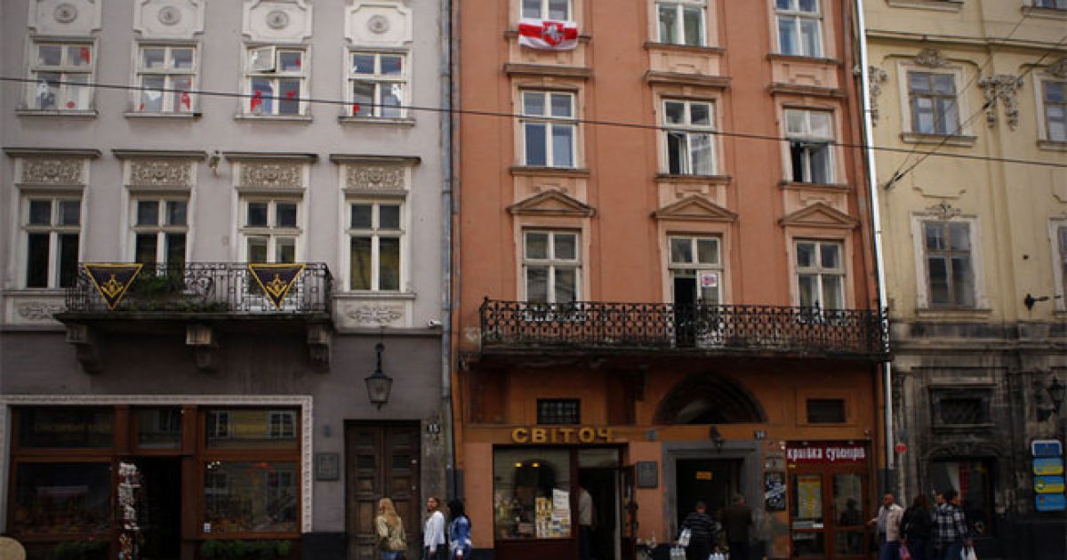 Традиционный герб белорусов на львовском балконе.