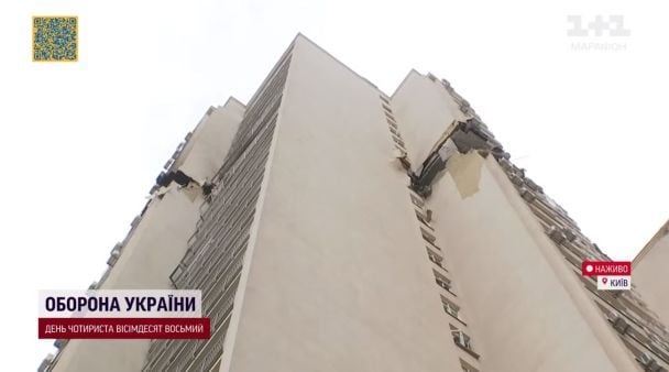 Периметр двору оточили обмежувальною стрічкою.