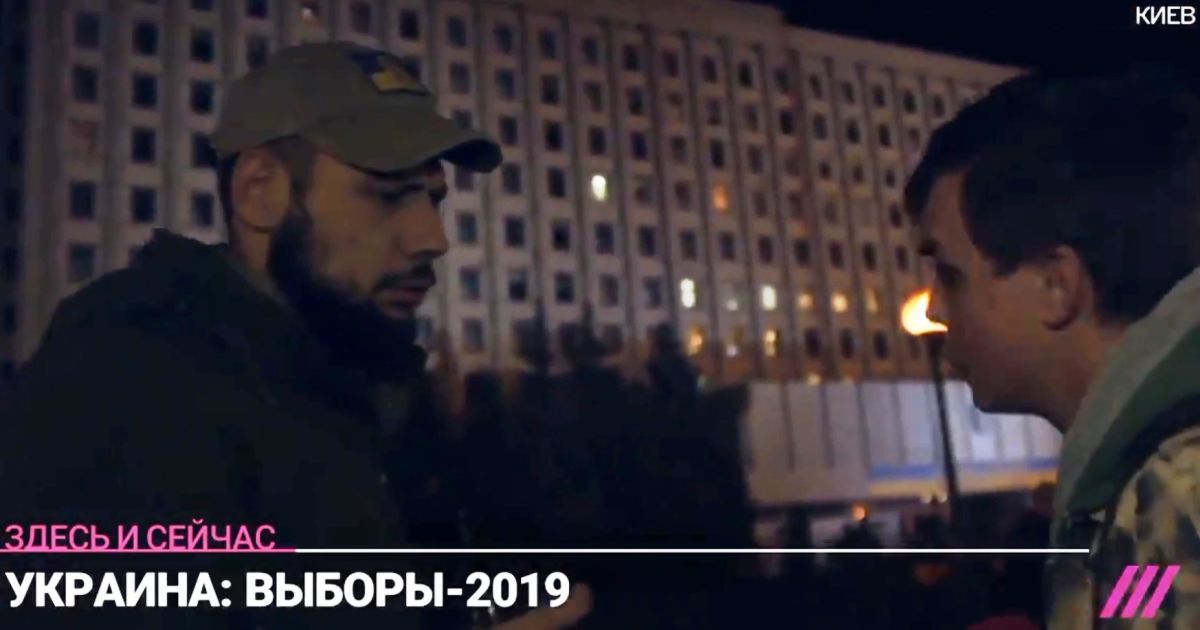 Неизвестный возле ЦИК с грязной бранью "наехал" на российского журналиста в прямом эфире