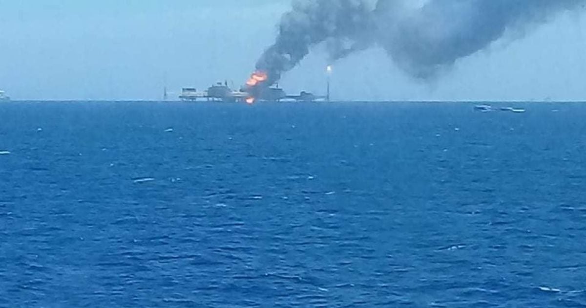 В Мексиканском заливе после взрыва вспыхнула нефтедобывающая платформа KU-Alfa: есть пострадавшие