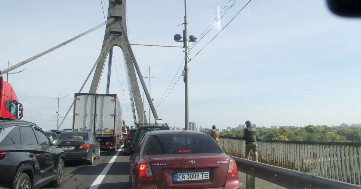 Рух паралізовано майже на усіх основних магістралях міста