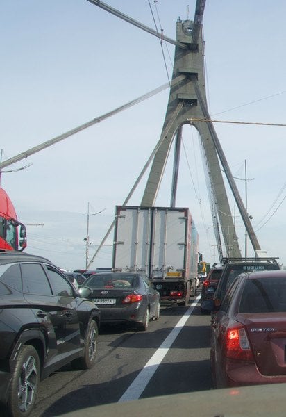 Рух паралізовано майже на усіх основних магістралях міста