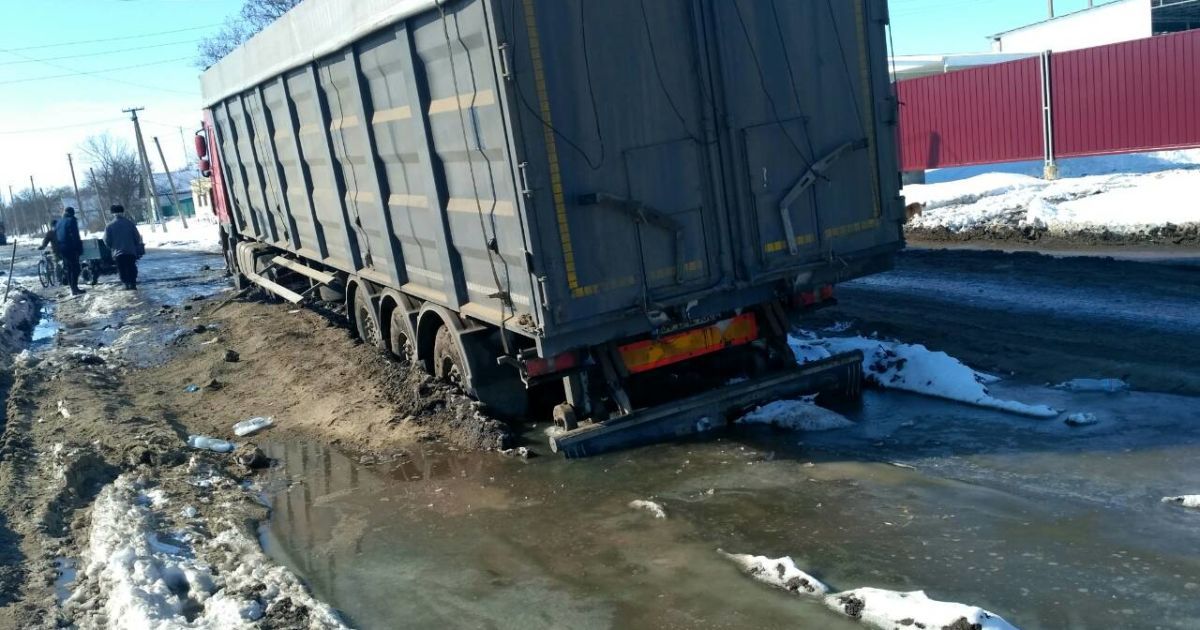 Селяни на Миколаївщині обурюються станом траси після обіцяного "ремонту"