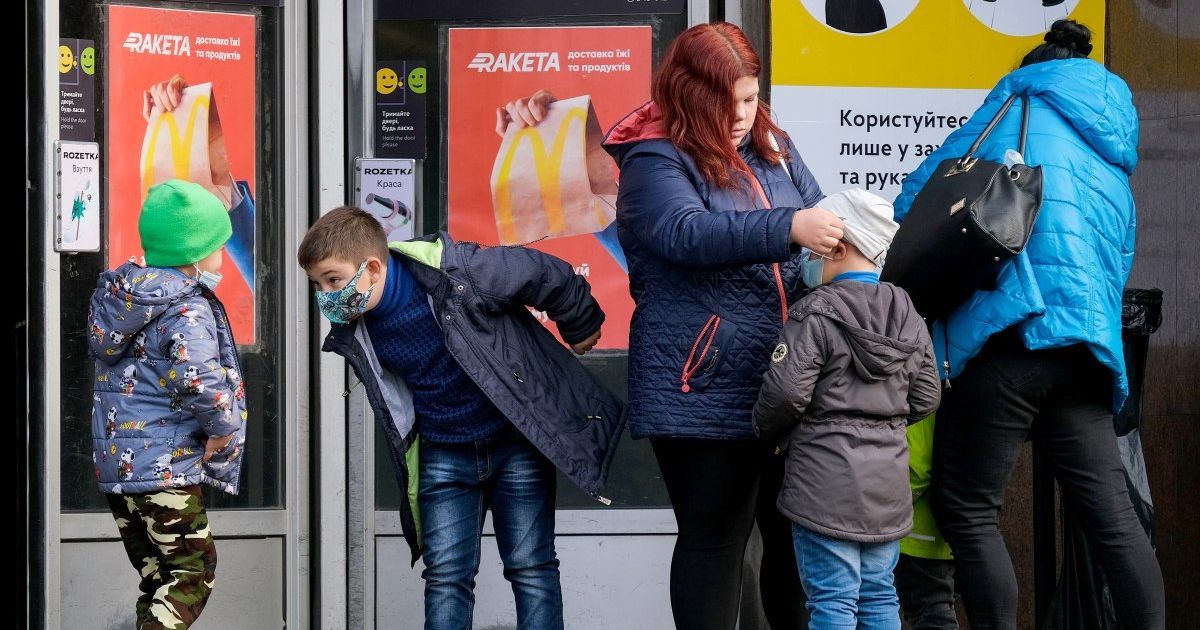 В Киеве муниципальная охрана не будет пускать людей без масок в метро