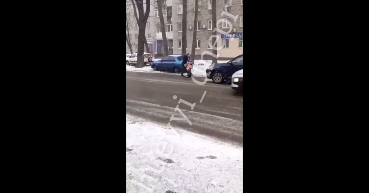 Ударил в голову и поволок на обочину: в Днепре водитель избил выскочившую на дорогу женщину (видео)