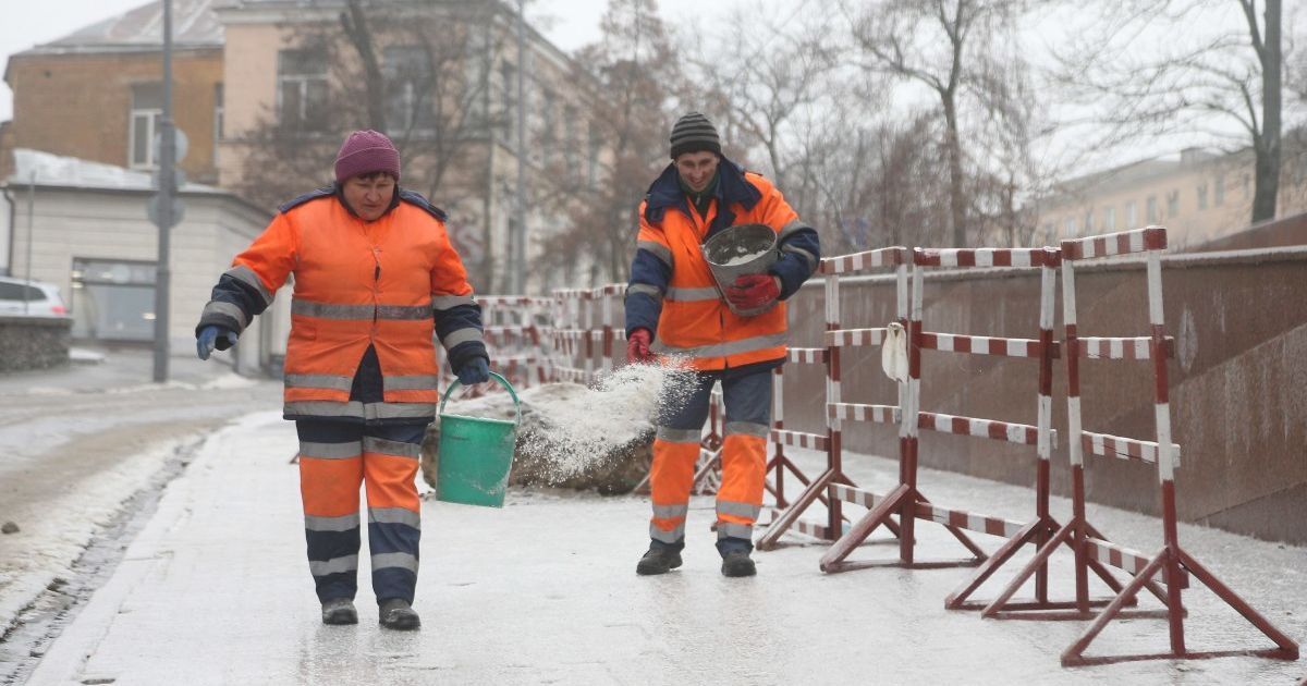 Сіль за 200 тисяч гривень: у Києві хотіли посипати дорогу іонами срібла