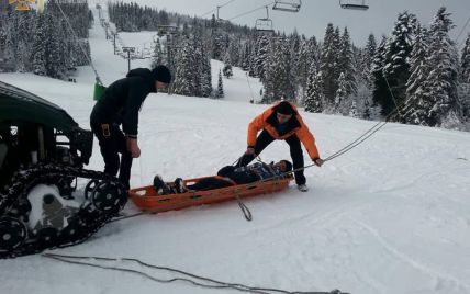 Травмували ногу та голову: на Львівщині рятувальники екстрено зняли з гори туристів