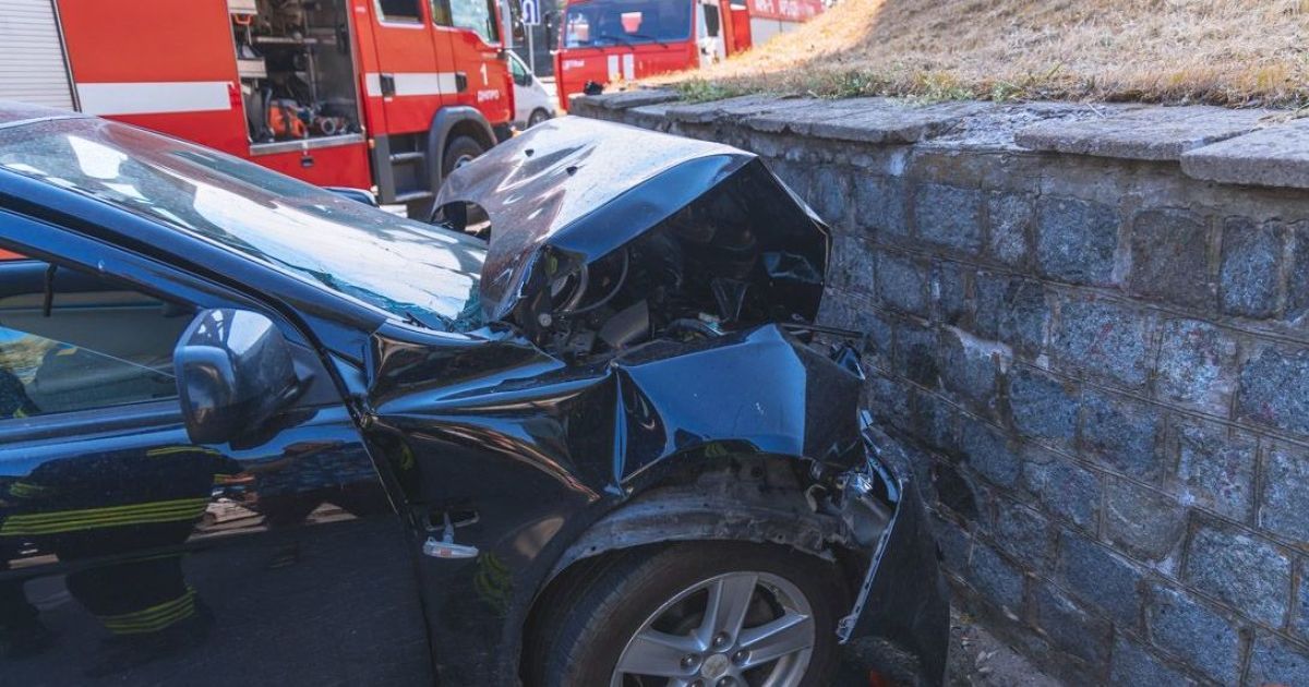 Страшная авария с двумя погибшими в Днепре: водитель на скорости врезалась в бетонную стену (видео)