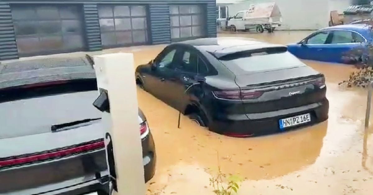 В Германии затопило автосалон с новыми Porsche: видео