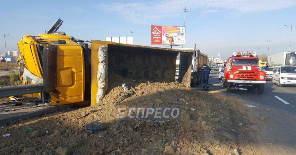 У Києві перегони між маршруткою та вантажівкою завершились травмами пасажирів