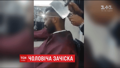 Интернет взорвало видео, на котором парикмахер стрижет мужчину необычным приборами