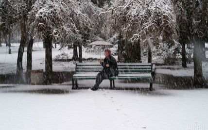 На Киев обрушился снегопад: на дорогах снизилась видимость