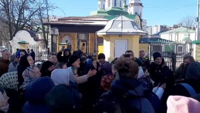 Віряни вигнали комісію з Лаври зі словами "геть з Лаври, йдіть воювати"