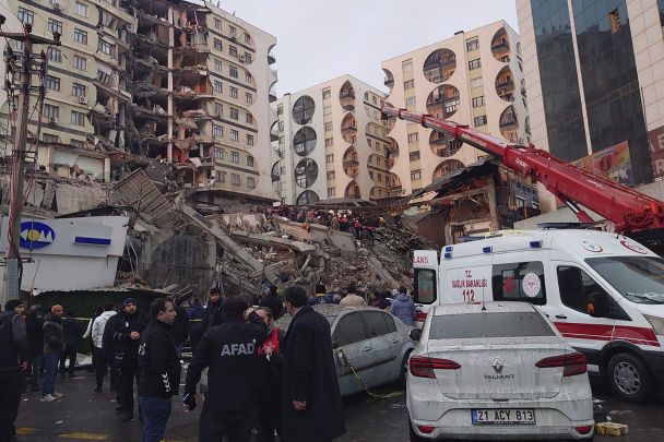 Стихийное бедствие унесло жизни не менее 1400 человек, разрушены сотни зданий.