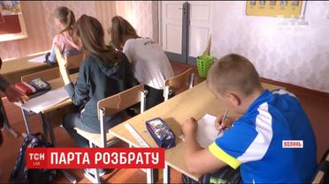 Учитель посадила ученика за единую старую парту в классе, потому что родители не сдали деньги на новую