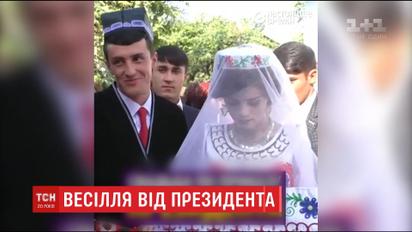 У Таджикистані учителю за присвячений президенту вірш знайшли наречену й організували весілля